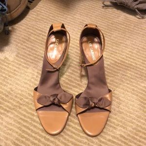 Liz Carine pumps